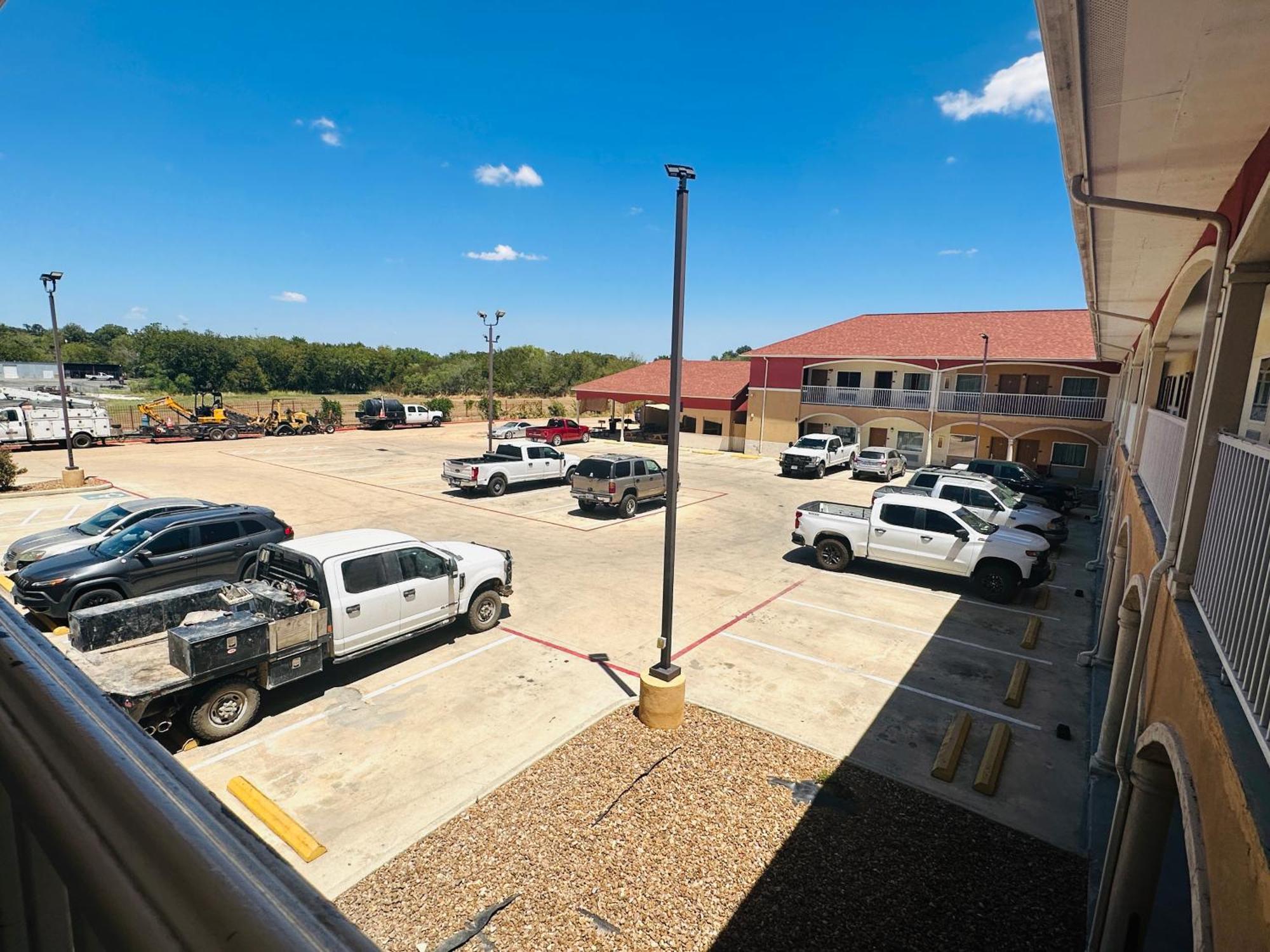 Executive Inn & Suites Floresville Extérieur photo