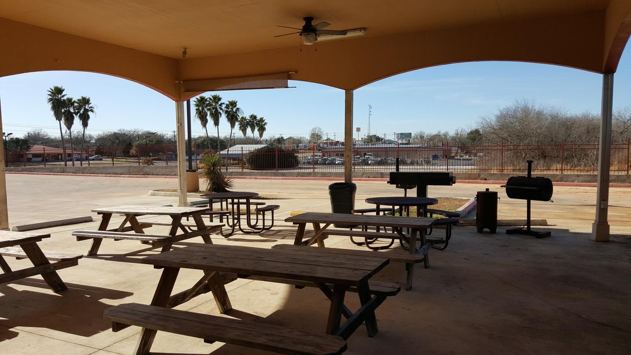 Executive Inn & Suites Floresville Extérieur photo