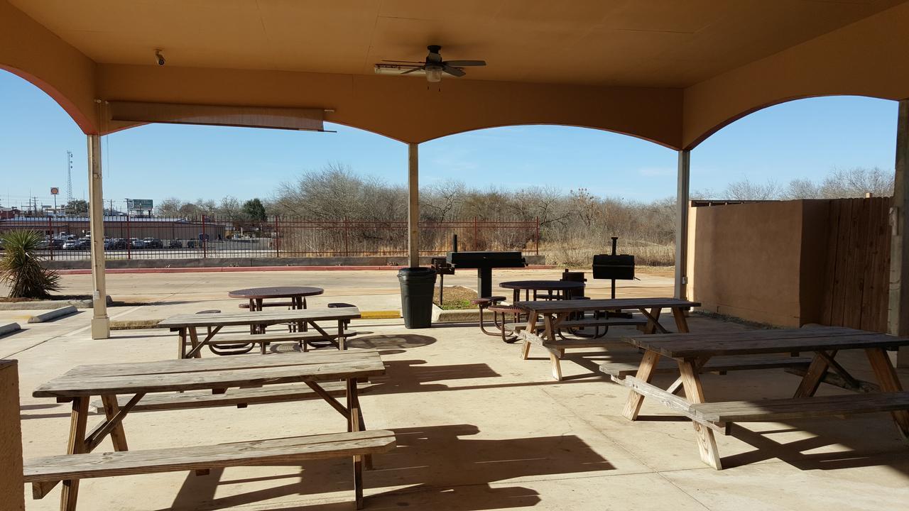Executive Inn & Suites Floresville Extérieur photo